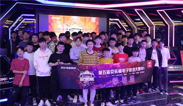 更为紧密地 更为紧密地